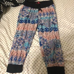 Hot Kiss patterned cropped joggers